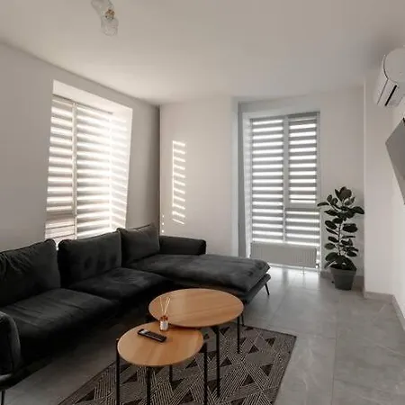 Flatkeepers - Club House Apartment
